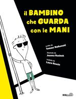 Il bambino che guarda con le mani