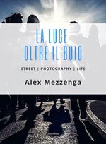 La luce oltre il buio. Street photography life