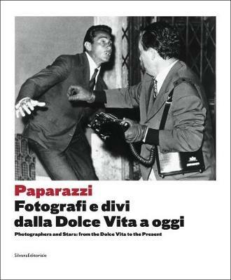 Arrivano i paparazzi. Fotografi e divi dalla Dolce Vita a oggi-Photographers and stars: from the Dolce Vita to the present. Catalogo della mostra (Torino, 13 settembre 2017-7 gennaio 2018). Ediz. illustrata - copertina