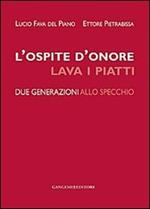 L' ospite d'onore lava i piatti. Due generazioni allo specchio