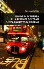 Donne in scadenza alla fermata del tram senza biglietto di ritorno