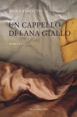 Un cappello di lana giallo