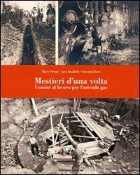 Mestieri d'una volta. Uomini al lavoro per l'azienda gas - Marco Ferrari,Luca Bondielli,Giovanni Busco - copertina