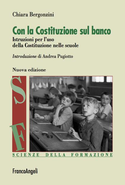 Con la Costituzione sul banco. Istruzioni per l'uso della Costituzione nelle scuole - Chiara Bergonzini - copertina