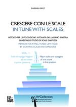 Crescere con le scale. Metodo per l'impostazione intonata della mano sinistra grazie allo studio di scale e arpeggi. Ediz. italiana e inglese. Con File audio per il download. Vol. 1: Scale ed arpeggi maggiori ad una ottava in prima posizione.