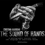 The sound of hands. A photographic journey into the language of musicians hands. Ediz. illustrata