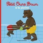 Petit Ours Brun à la piscine